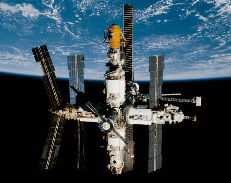Запуск космической орбитальной станции «Мир»
